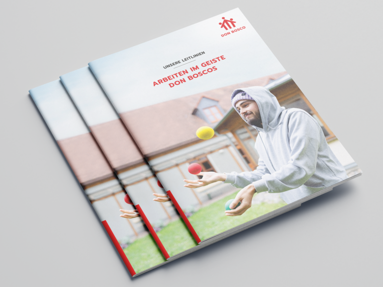 Don Bosco Broschüren 'Unsere Leitlinien' Stapel von drei Don Bosco Broschüren. Das Cover zeigt einen jungen Mann beim Jonglieren und den Titel 'Unsere Leitlinien, Arbeiten im Geiste Don Boscos'.