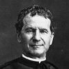 Schwarz-Weiß-Porträt des Heiligen Don Bosco, eines Priesters und Pädagogen, sitzend mit gefalteten Händen.