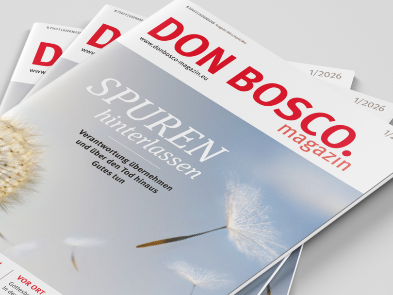 Stapel 'DON BOSCO magazin' Ausgaben. Das oberste Cover zeigt eine Pusteblume mit der Überschrift 'SPUREN hinterlassen'.