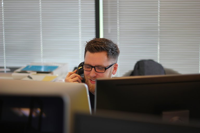 Support-Mitarbeiter am Telefon.