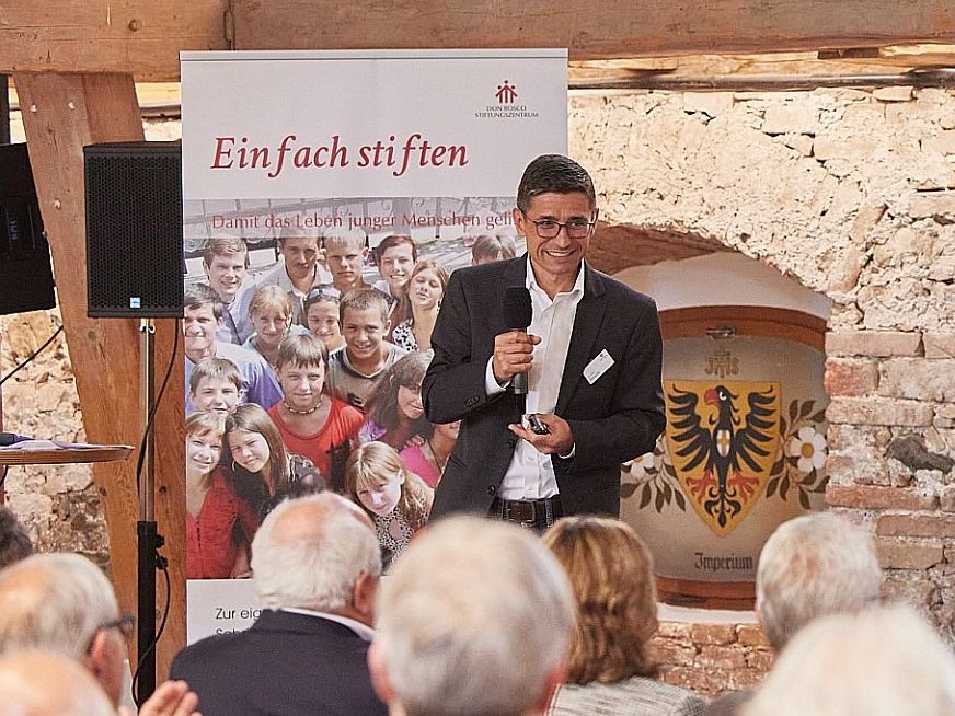 Dr. Nelson Penedo spricht vor einem Publikum.