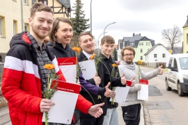 Lars Rohmahn (links) feierte mit den anderen Absolventen bei Don Bosco Sachsen seinen erfolgreichen Berufsabschluss.