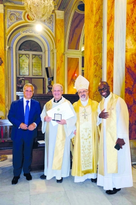 Br. Nicola Masedu, SDB,  (2. .v. .l.) wurde für seinen Dienst im Nahen Osten und der Türkei geehrt. Der italienische Botschafter Giorgio Marrapodi  (l.), der Bischof von Istanbul (2. v. r.) sowie Direktor P. Jacky Doyen gratulieren.