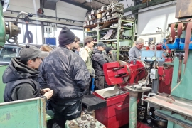 Spannende Einblicke in die Welt der Motoreninstandsetzung erhielten Teilnehmende des Caritas-Don Bosco-Bildungszentrums bei Wild Motoren in Unterpleichfeld.