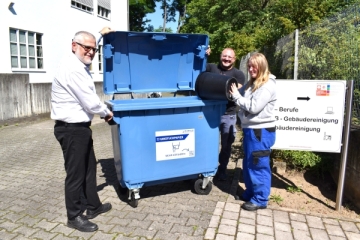 Von links: Direktor Andreas Halbig, Teilnehmerin Emily-Lee Herrmann und Ausbilder Jonas Dikscheitis freuen sich, dass die Auszubildenden zum Gebäudereiniger im Caritas-Don Bosco-Bildungszentrum viele Papierhandtücher sammeln und recyceln.