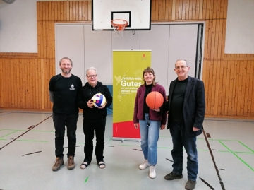 Wolfgang Unterholzner, Vorstand der Traudl-Reitz-Stiftung (rechts), übergab die Spende an die Verantwortlichen von Don Bosco Regensburg: Einrichtungsleiter Thomas Zintl, Direktor Pater Jörg Widmann und Theresa Sittl von der Offenen Kinder- und Jugendarbeit (von links). Mit dem Geld soll der marode Boden der Turnhalle erneuert werden