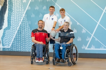 Marcel Hug (links), der Schweizer Rekordsportler, traf die Krückenfußballer Valentyn Osovskyi und Dmytro Schgelskyi (hinten von links) und Tim Shelton (rechts) vom Schweizer Paraplegiker Zentrum.