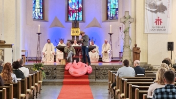 Mit einem heiteren Gottesdienst begann das Betriebsfest des Caritas-Don Bosco-Bildungszentrums, mit einem italienischem Buffet und ausgelassener Stimmung ging es weiter.