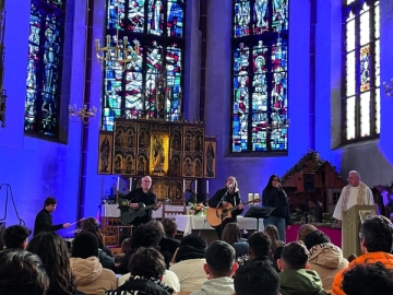 Julia Reidenbach und ihre Band begeisterten mit ihrer mitreißenden Musik die Jugendlichen des Jugendhilfezentrums Helenenberg beim Festgottesdienst zum Don Bosco Tag.