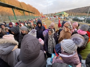 Ukrainer warten an der polnisch-ukrainischen Grenze