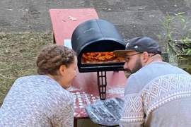 Mitarbeiter von Don Bosco Nürnberg beim gemeinsamen Pizza backen zum Don Bosco Fest.