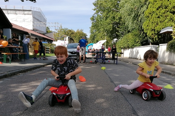 Vor allem die jüngsten Besucher hatten Spaß beim Bobbycarrennen am Stand des Stadtteilprojektes West