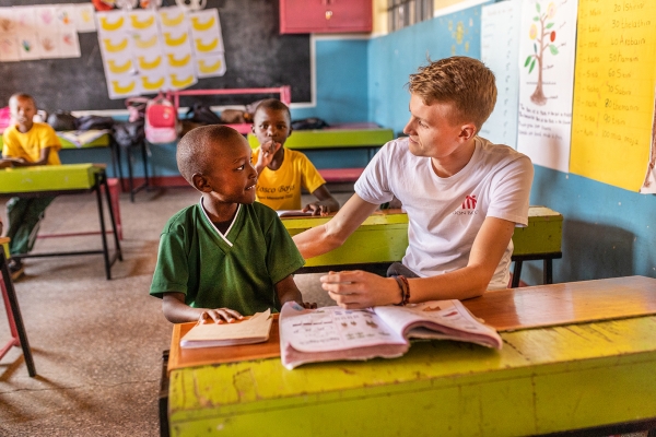 Luke Kelly besucht die Don Bosco Schule, die viele Kinder aus dem angrenzenden Slum Kuwinda besuchen. 