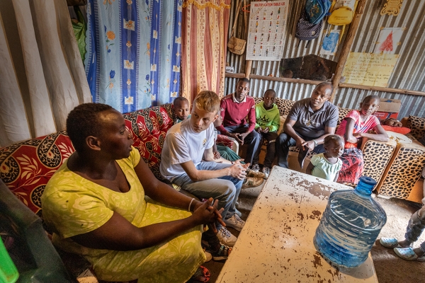 Luke Kelly besucht eine Familie im Slum Kuwinda in Nairobi.
