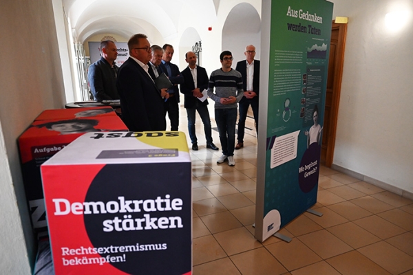 Ausstellung "Demokratie stärken - Rechtsextremismus bekämpfen" im Kloster Ensdorf