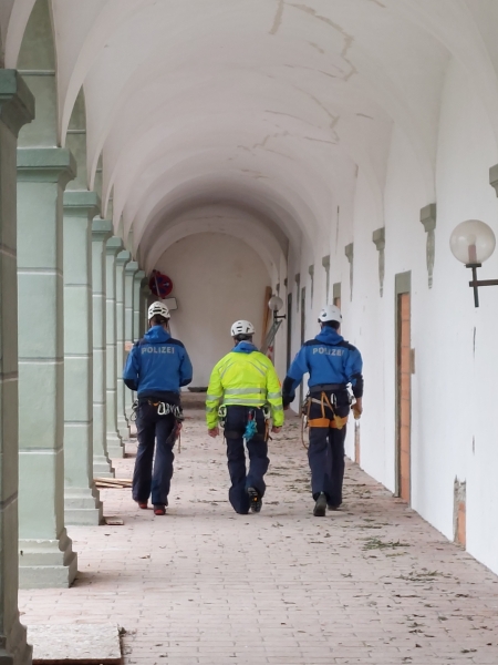 Nach dem Unwetter am 26. August: Einsatzkräfte im Arkadenhof des Klosters Benediktbeuern