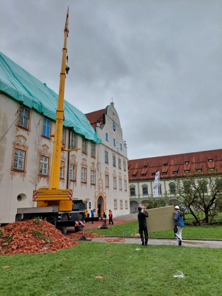 Mit Plastikplanen abgedecktes Dach über dem Konventbau des Klosters Benediktbeuern 