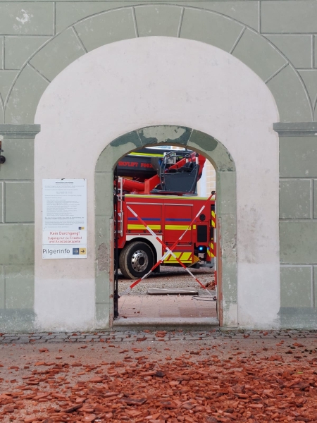 Gesperrter Durchgang und Feuerwehrauto im Kloster Benediktbeuern nach dem Unwetter am 26. August 