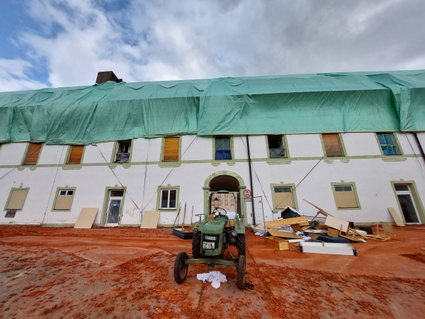 Nach dem Unwetter im Kloster Benediktbeuern: Mit einem Traktor werden Dachziegel beseitigt, an den zerstörten Fenstern werden Spanplatten angebracht. 