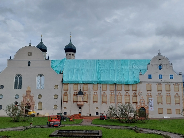 Barocke Klosteranlage mit Basilika in Benediktbeuern nach dem Unwetter: Plastikplanen auf dem Dächer, mit Holzplatten geschützte Fenster 