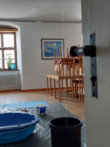 Das Kloster Benediktbeuern nach dem Unwetter: Wannen und Eimer stehen in einem Raum bereit, um das herabtropfende Wasser aufzufangen