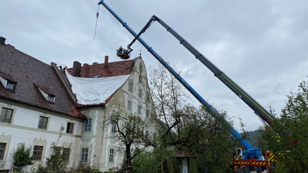 Anbringung von Planen auf dem Dach des Zentrums für Umwelt und Kultur im Kloster Benediktbeuern 