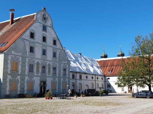 Die Dächer der Gebäude im Maierhof des Klosters Benediktbeuern mit weißen Planen abgedeckt