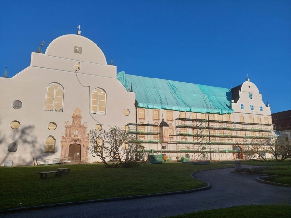 Anbringung von Planen auf dem Dach des Koventbaus des Klosters Benediktbeuern 