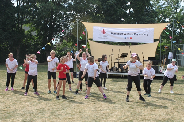 Auftritt der Narragonia Konfettigarde beim Sommerfestival von Don Bosco Regensburg