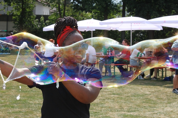 Riesenseifenblasen beim Sommerfestival von Don Bosco Regensburg